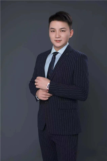 为人谦逊, (梁严文的个人形象照) 未来,梁严文将和伙伴们一起共同努力