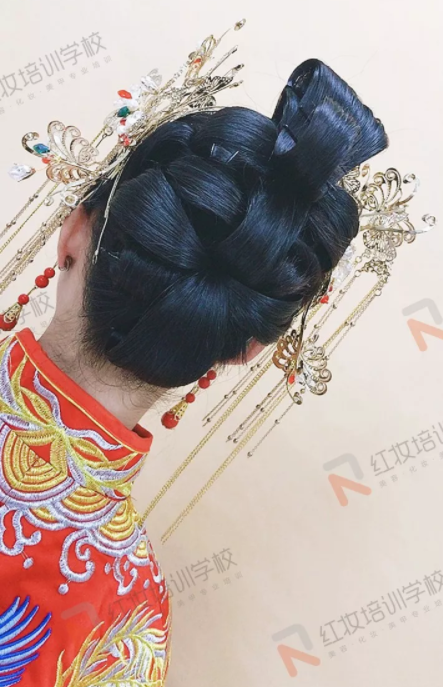 简约不失典雅      秀禾服的造型不会像格格服那么夸张 也不会像唐代
