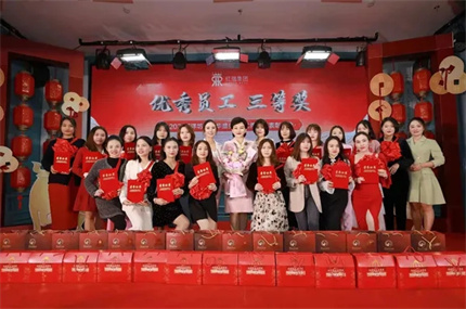 红瑞集团2020年优秀员工三等奖获得者 | 红洋坊美业日月广场分院高级美容师杨慧晶：晶莹慧心韵彩艺 臻美拾光扬风华