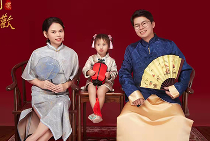 海南红瑞集团优秀员工夫妻档：红妆轻医美、生美营销平面设计黄群、吴雨晴