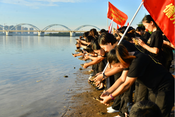 庆生祈福 放生归海 ——记红妆21周年院庆