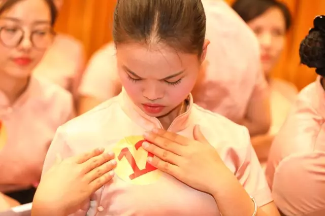 香港红瑞集团 • 红妆最美手工艺人评选暨首届美容师“金手指”技能大赛 “演说+技能”复赛圆满落幕